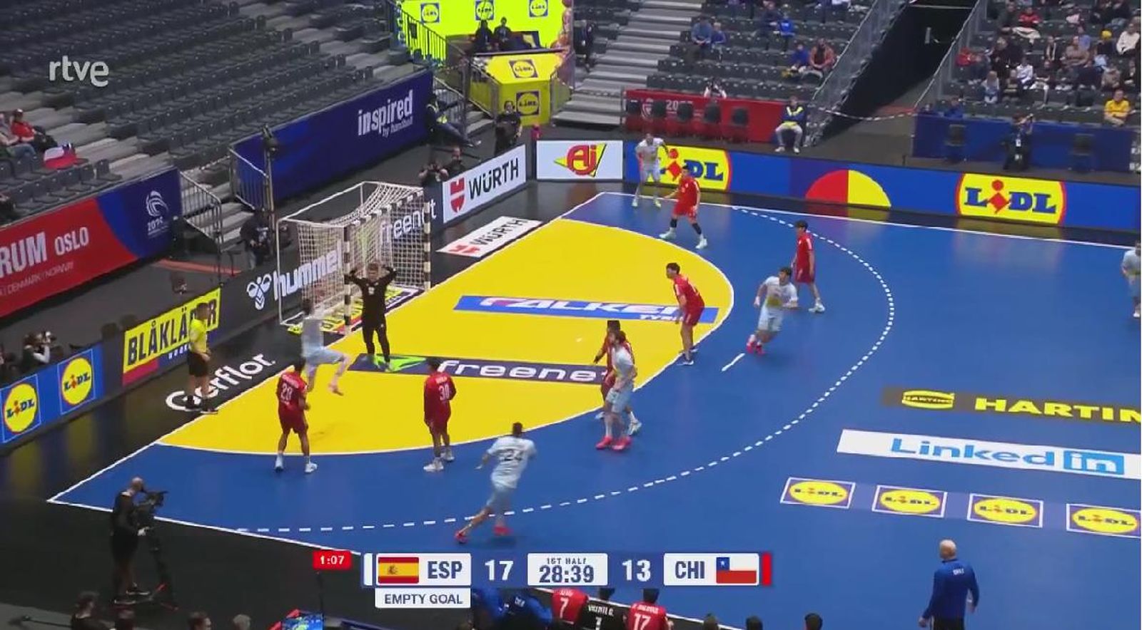 Pipe García defiende la portería de Chile