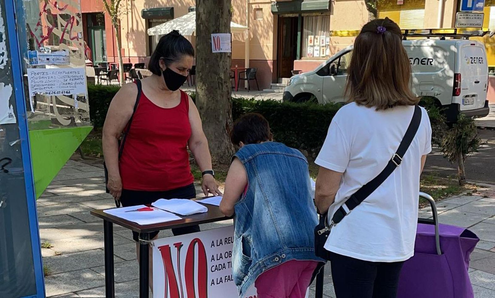 Segunda jornada de recogida de firmas contra la ordenación de la ORA en Zamora