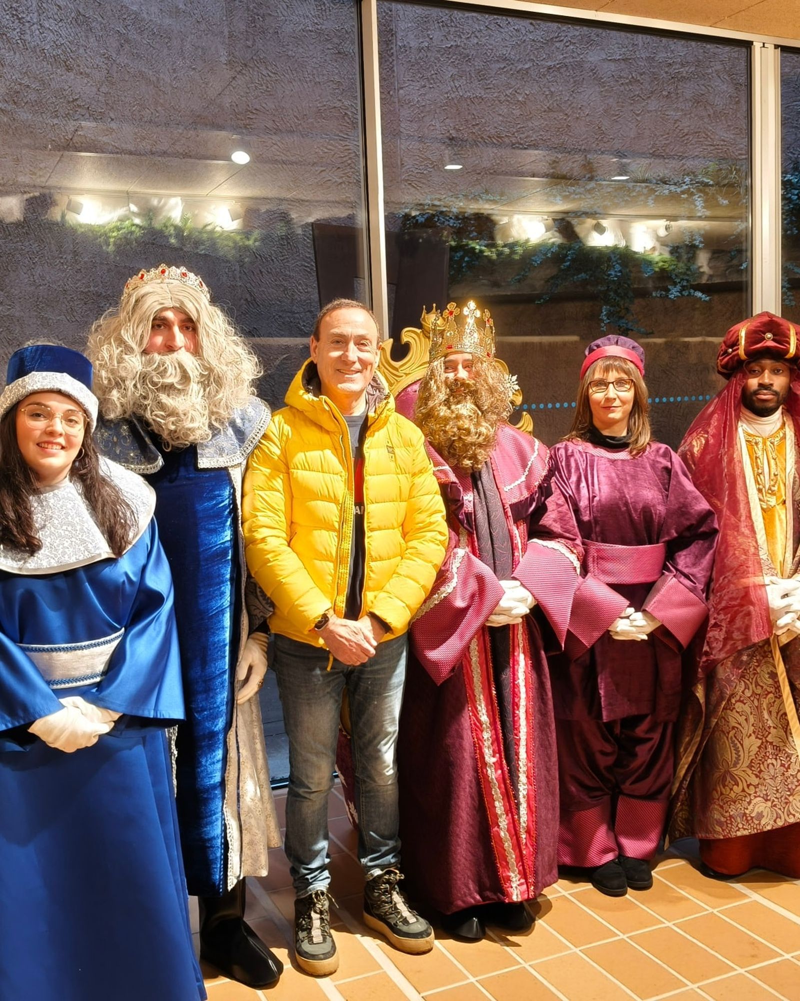 El alcalde de Carbajosa de la Sagrada con los Reyes Magos en su visita al municipio