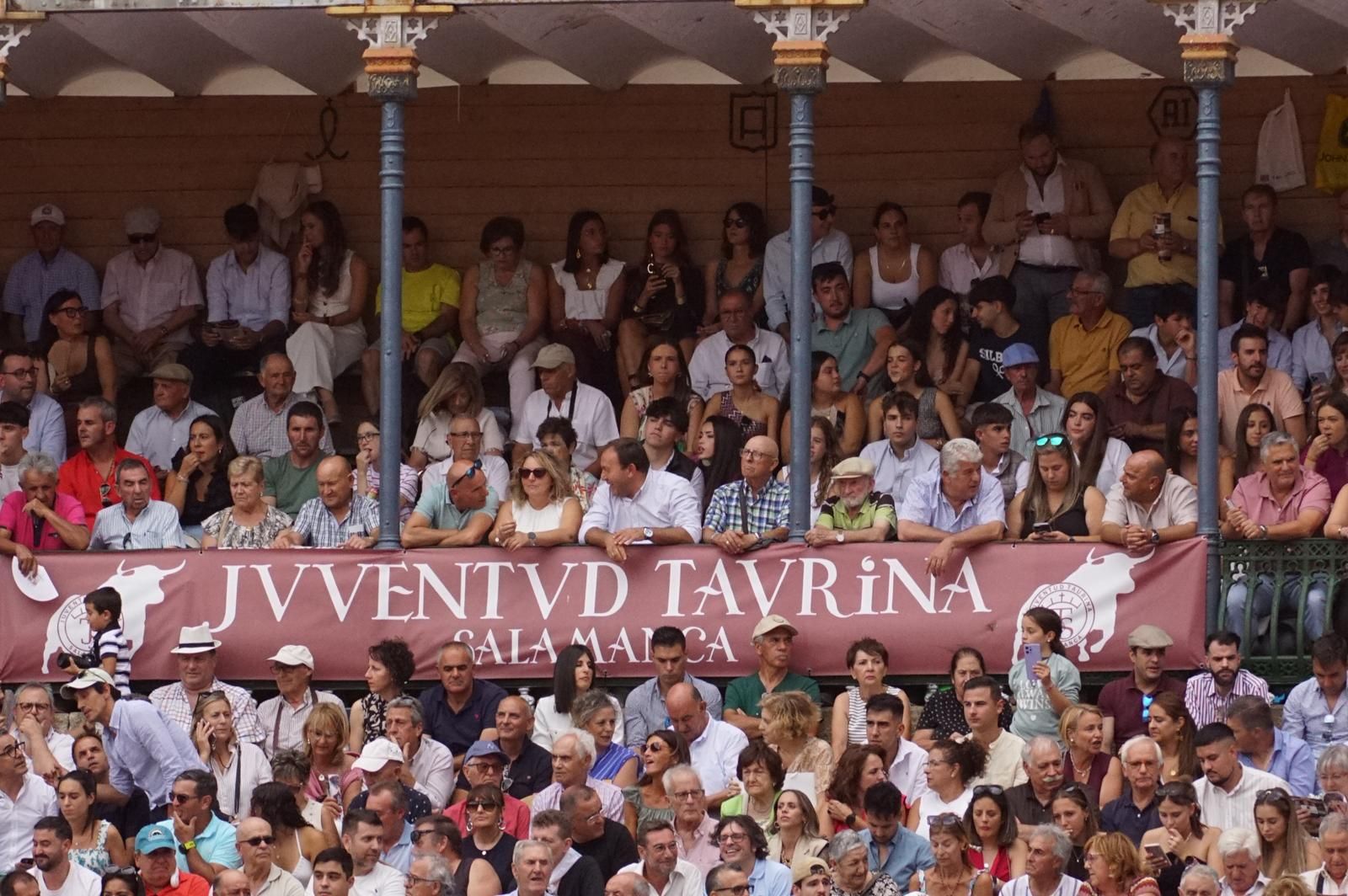 Gran ambiente en La Glorieta para la tarde de toros de Morante de la Puebla, Ismael Martín y Marco Pérez