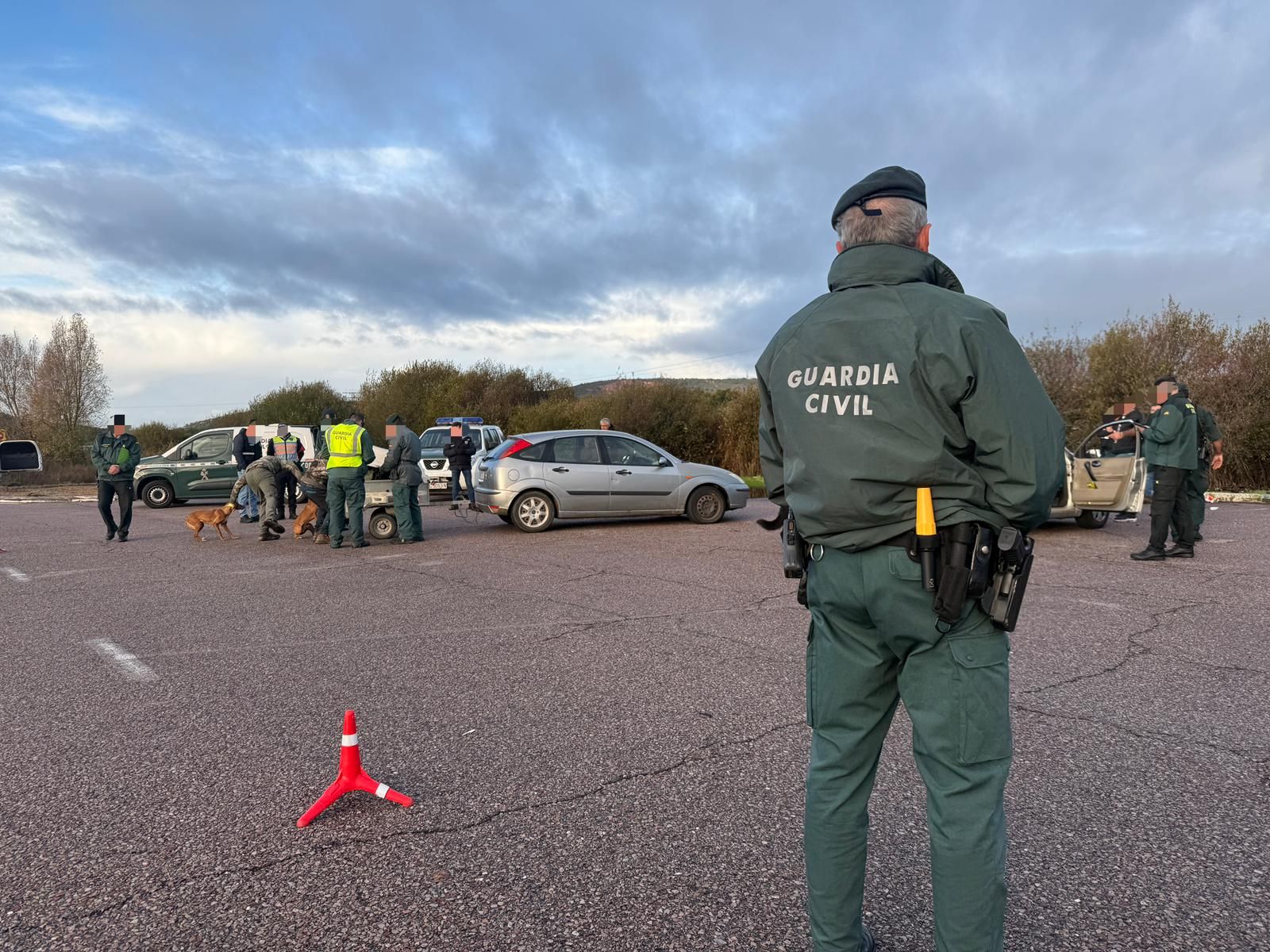 Así trabaja el operativo coordinado de Guardia Civil y PSP que fiscaliza el paso de armas de fuego