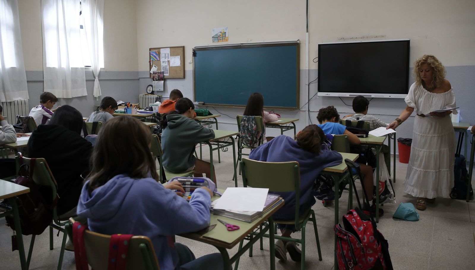 Niños y/o adolescentes en el aula durante una clase