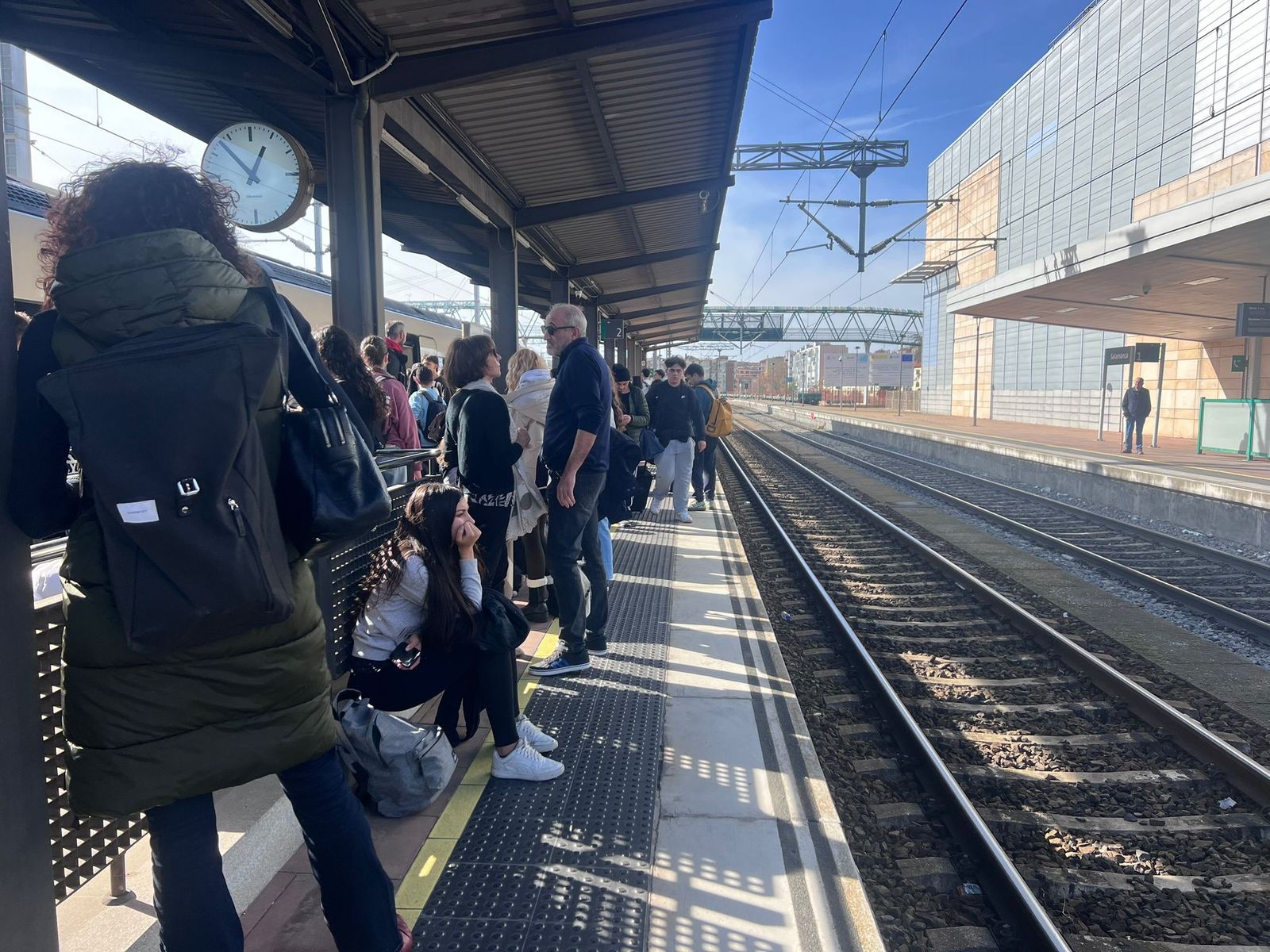 Pasajeros de tren Salamanca - Madrid en el andén de Vialia