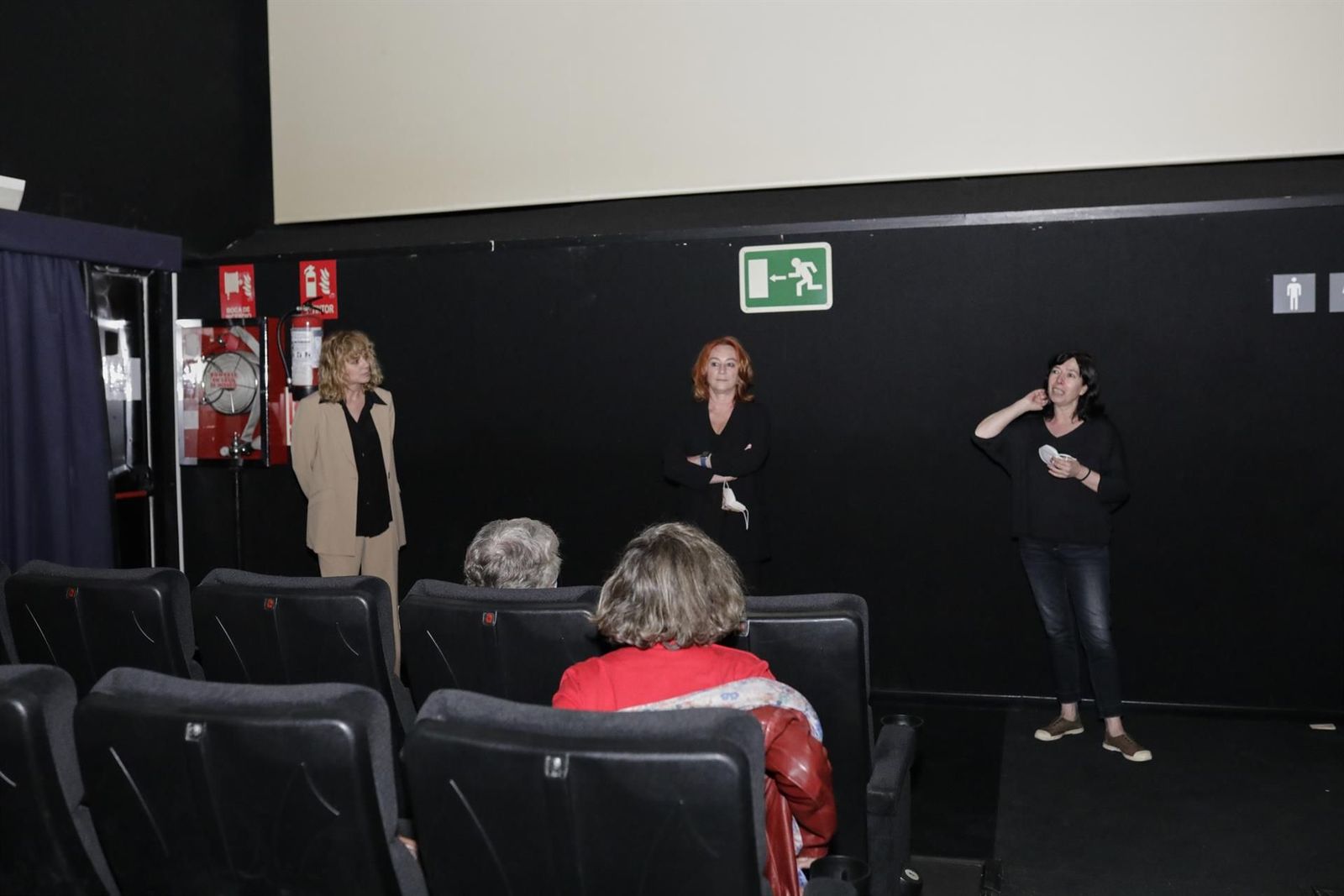 La actriz Emma Suárez (i) y la cineasta Gracia Querejeta dentro de una sala de cine de los Cines Renoir Plaza de España el día de su reapertura después del cierre durante casi tres meses. Foto EP.
