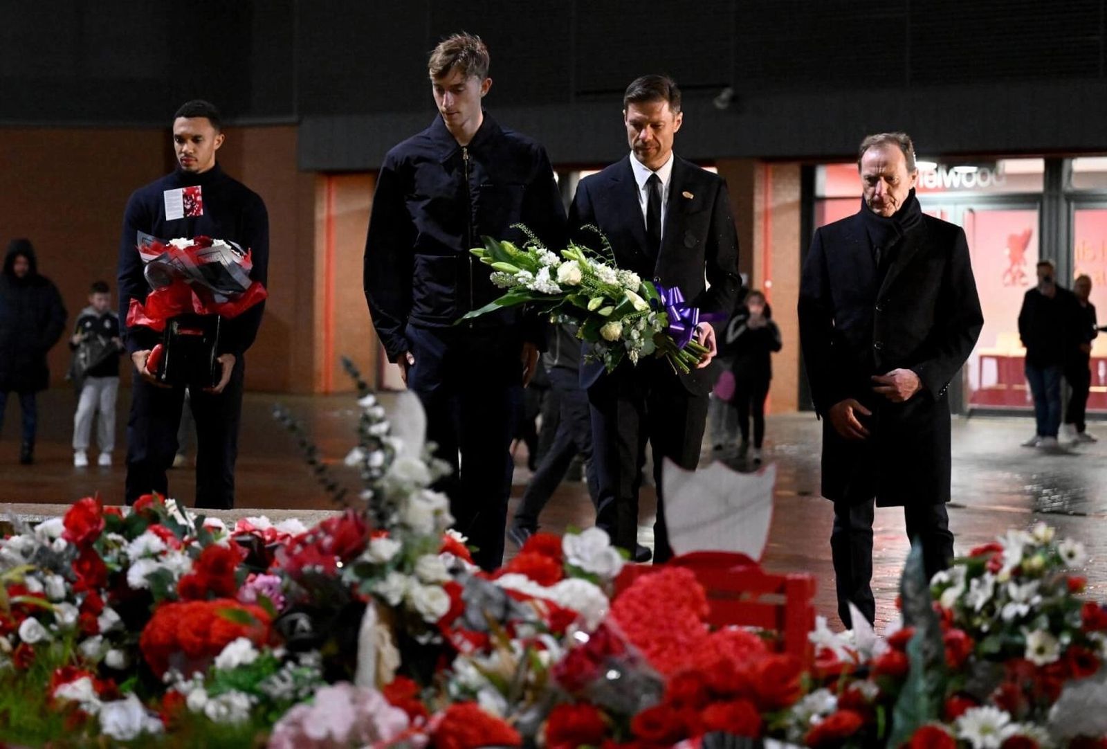 Homenaje del Real Madrid a Diogo Jota en Anfield