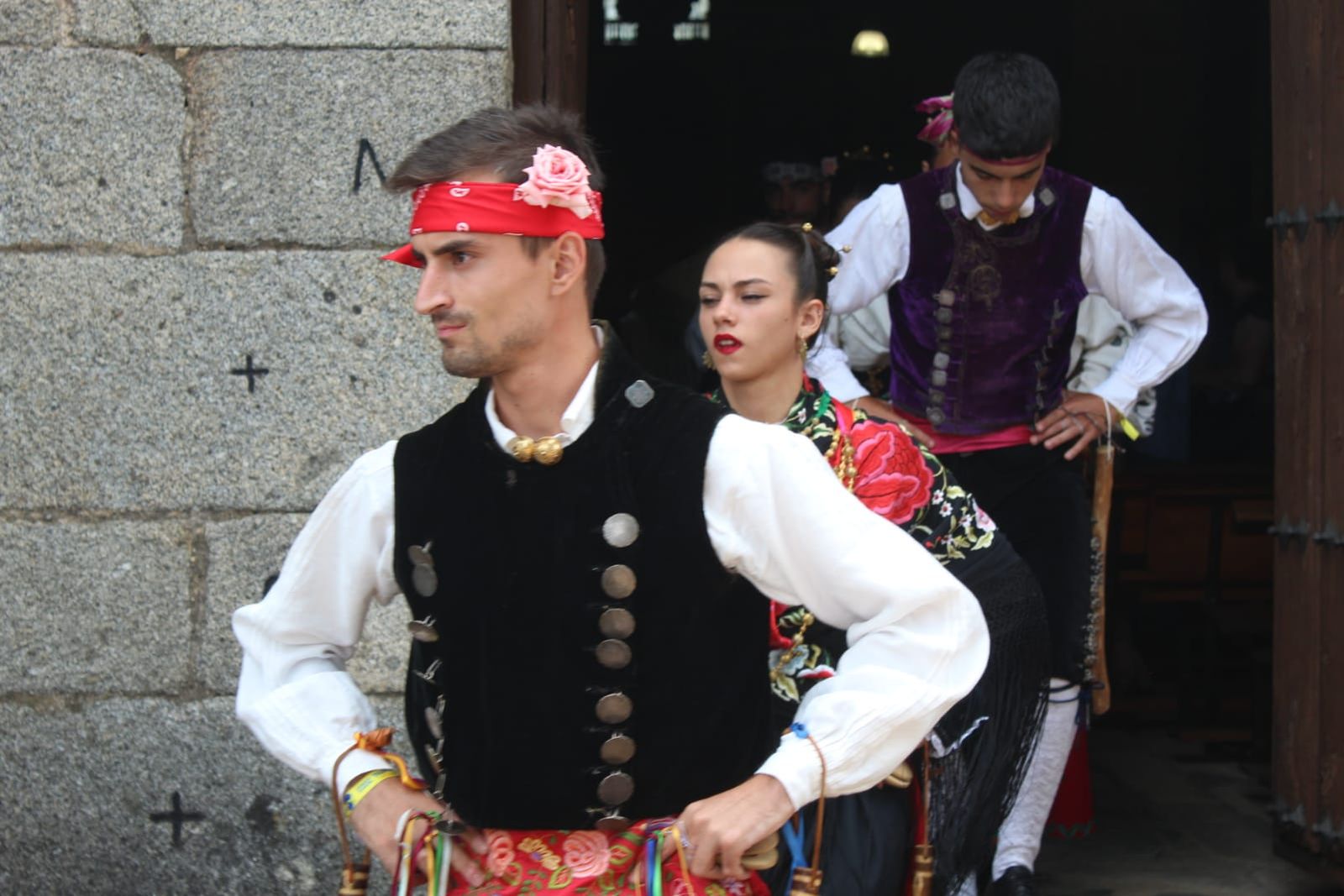 solemne-misa-en-la-iglesia-del-robledo-de-sequeros-procesion-y-ofertorio-42
