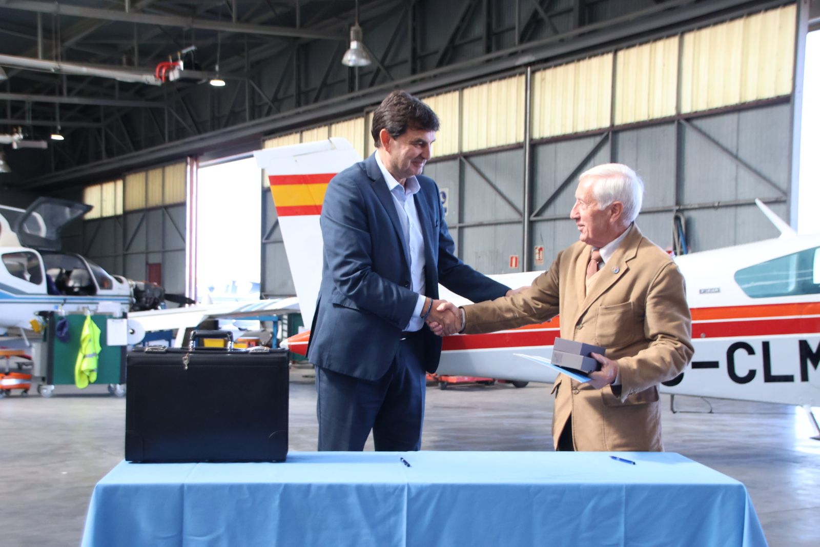 SENASA entrega una avioneta histórica, a la Fundación Infante de Orleans