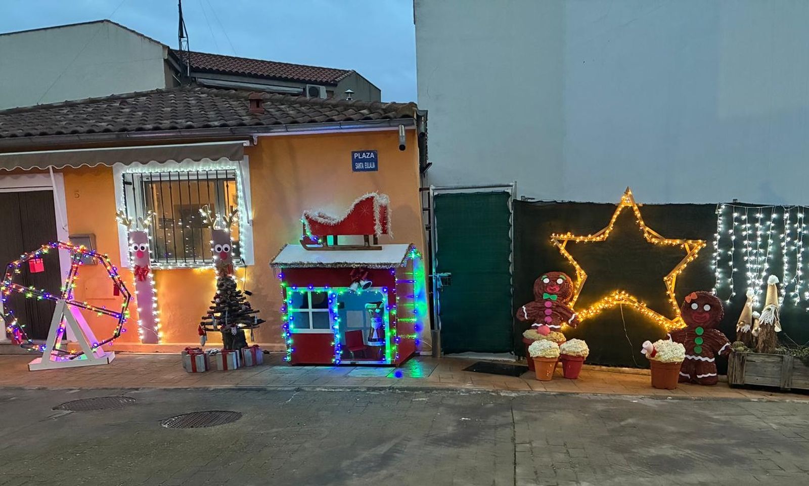 C.V.A. - Decoración navideña en una vivienda de Las Torres (5).jpg