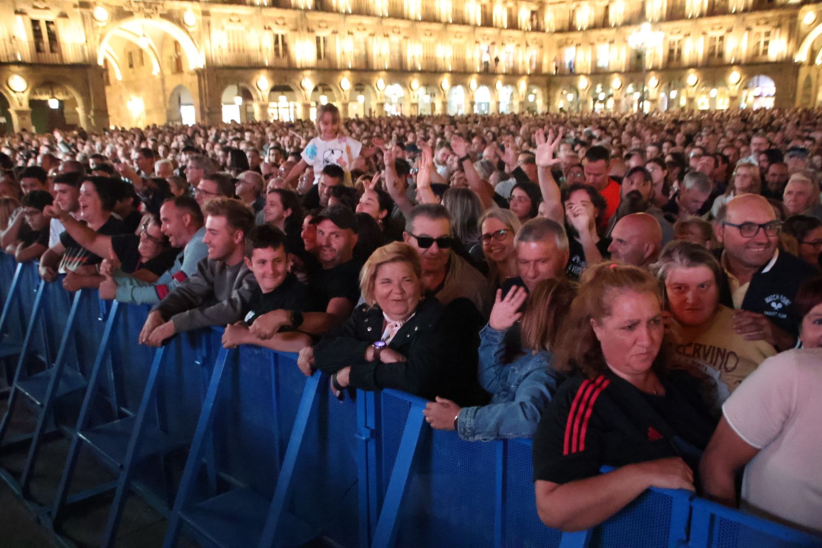 Medina Azahara hace vibrar a la Plaza Mayor de Salamanca con su eterno y emblemático rock