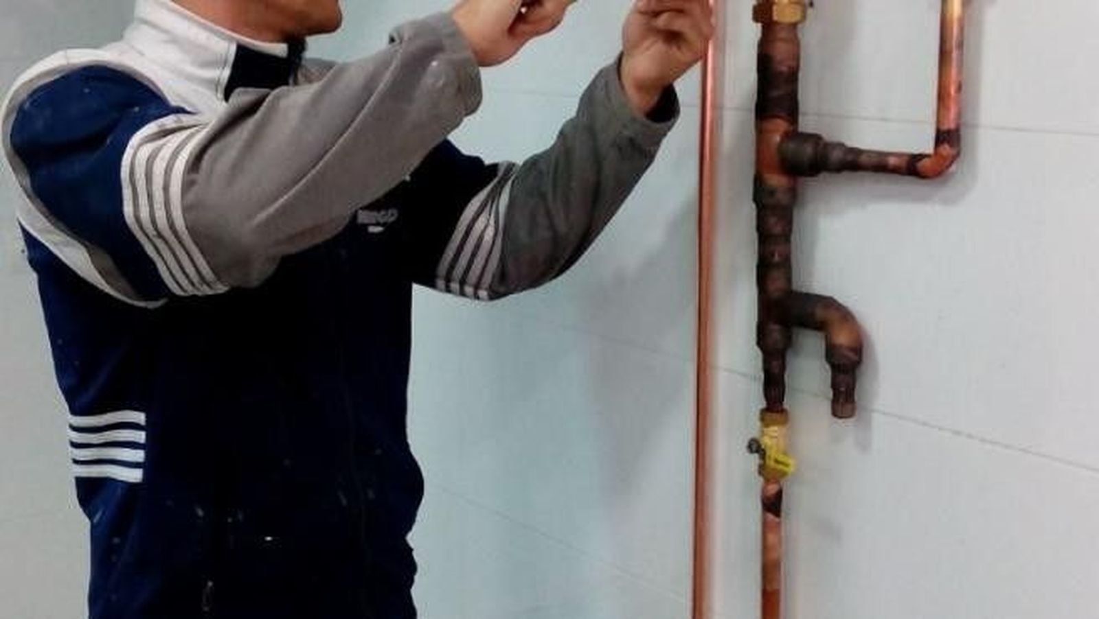 Un fontanero trabajando