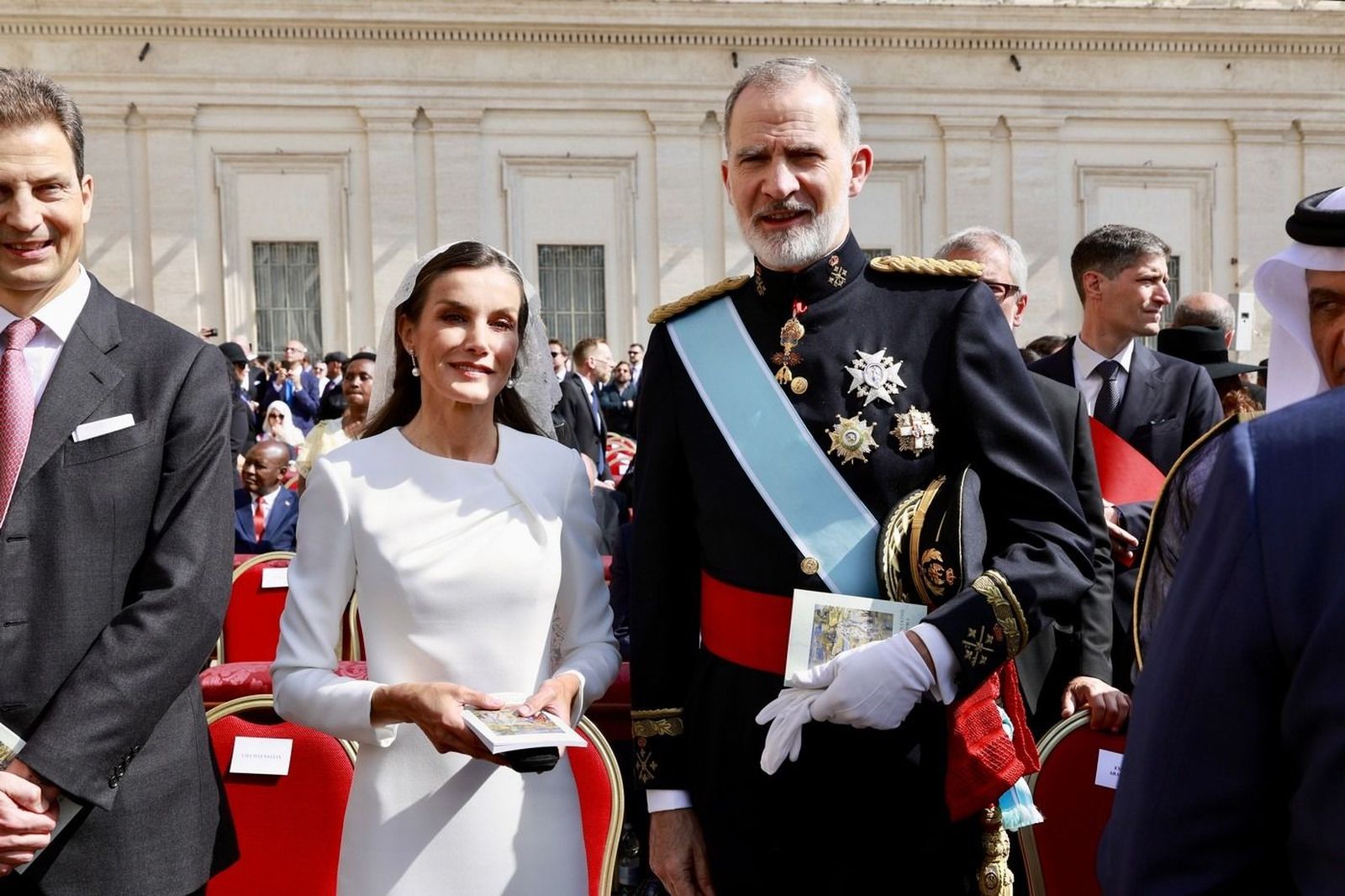 Los Reyes antes del comienzo de la Misa de inicio del Pontificado de Su Santidad el Papa León XIV. Casa de Su Majestad el Rey