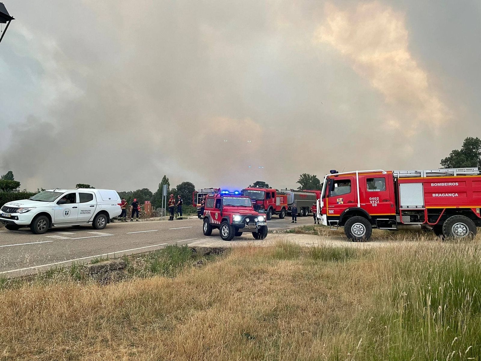 Dotaciones portuguesas ayudan a combatir el fuego de la Sierra de la Culebra | Zamora 24 Horas