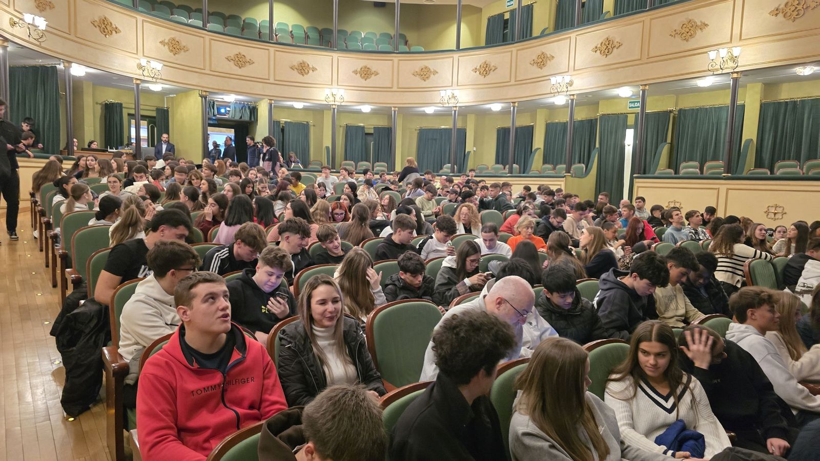El concejal de Protección Ciudadana y Tráfico, Ángel Molina, asiste a la actividad escolar de concienciación sobre seguridad vial de Aesleme