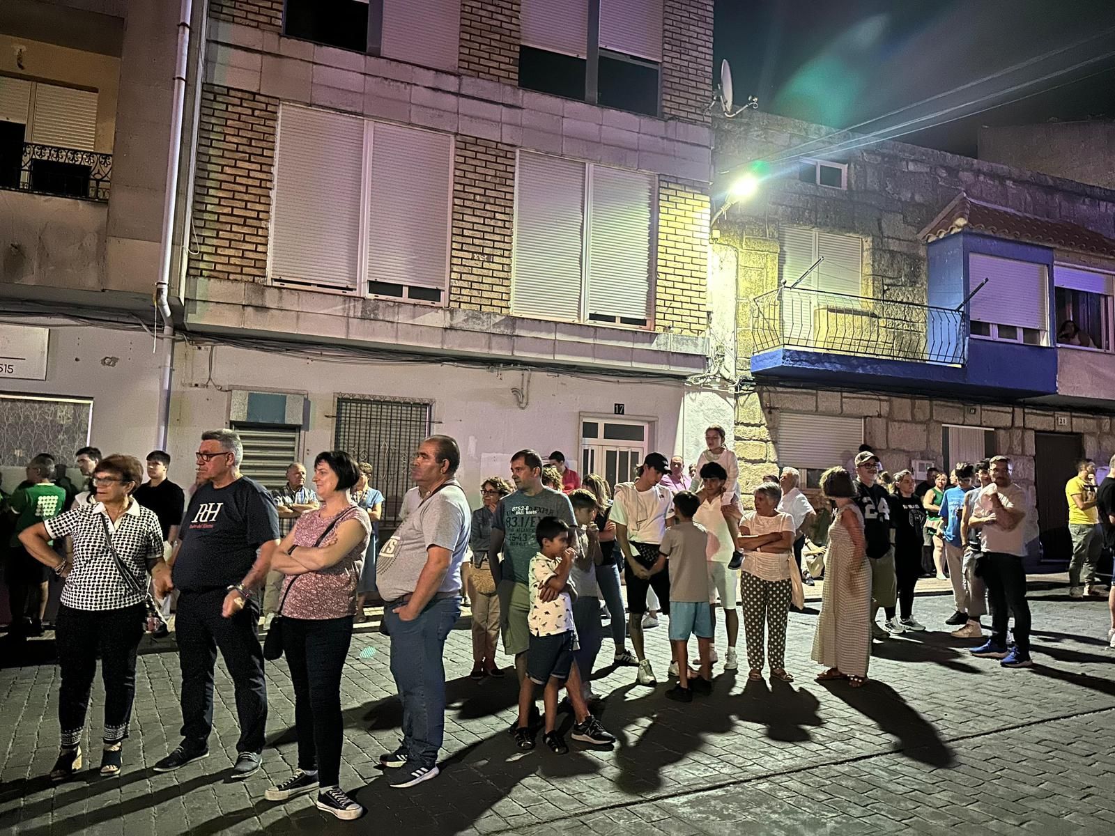 El desfile de carrozas de Aldeadávila vuelve a llenar de luz y color las calles en sus fiestas