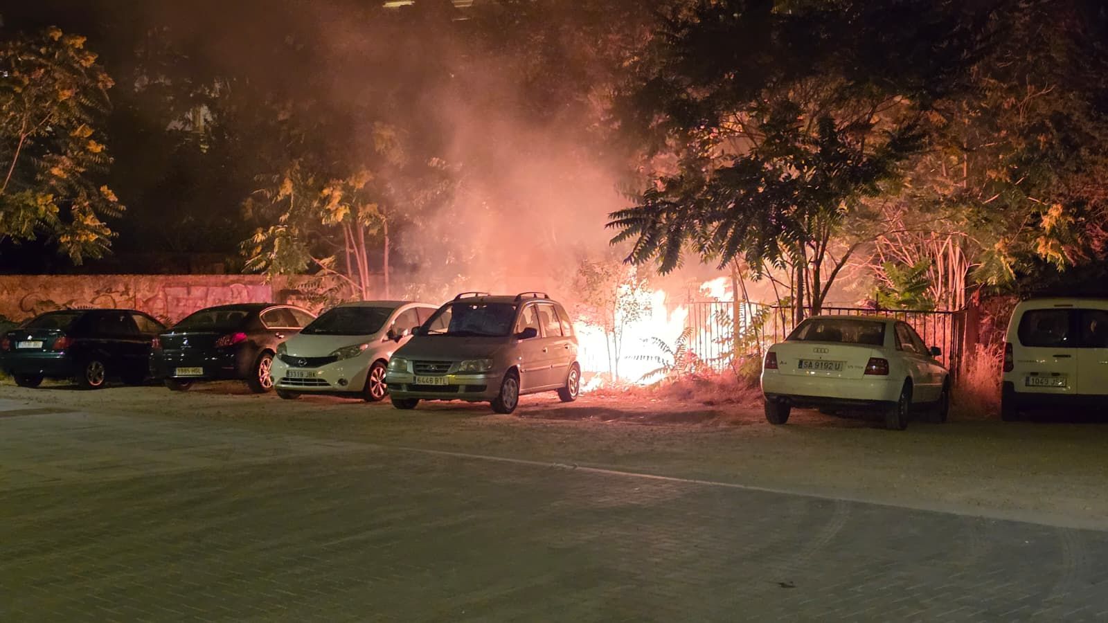 Arde un vehículo junto a la plaza de toros de Salamanca