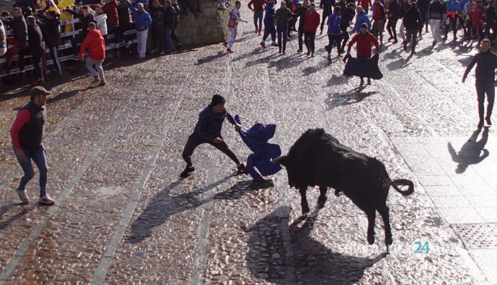 Ambiente encierro urbano lunes de Carnaval en Ciudad Rodrigo, 12 de febrero de 2024. Fotos S24H (29)