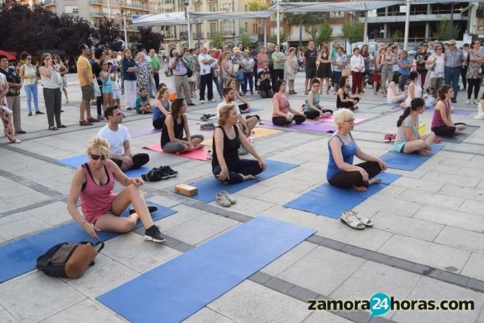 El yoga también tiene su espacio en las fiestas