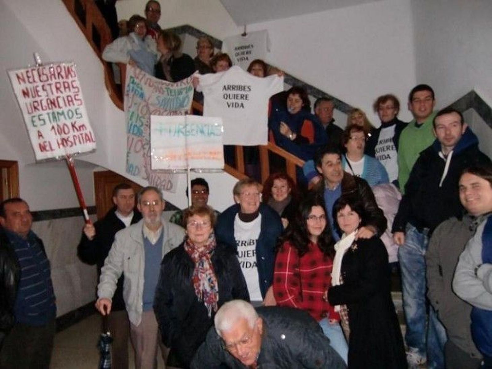 Una treintena de vecinos pasa la noche encerrados en el Ayuntamiento para reclamar las urgencias nocturnas