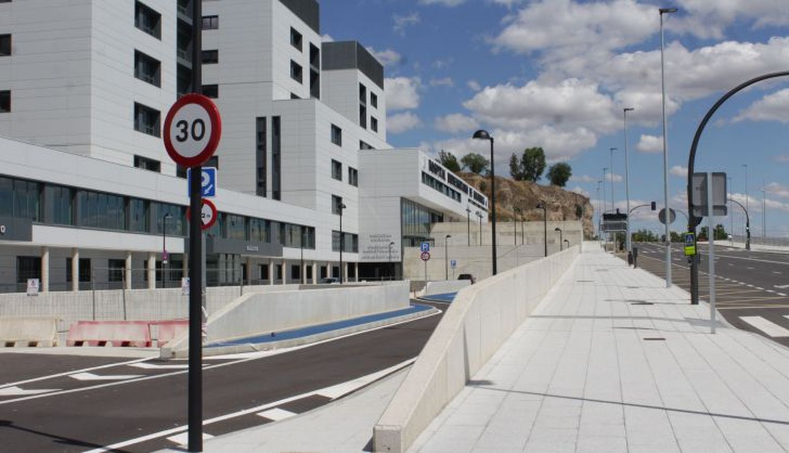 Los pacientes que acuden a Rehabilitación u Oncología deben bajar por unas escaleras o dar un rodeo por el paseo de la Transición Española