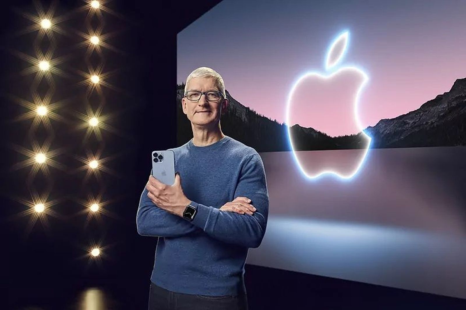 Tim Cook con el nuevo iPhone13
