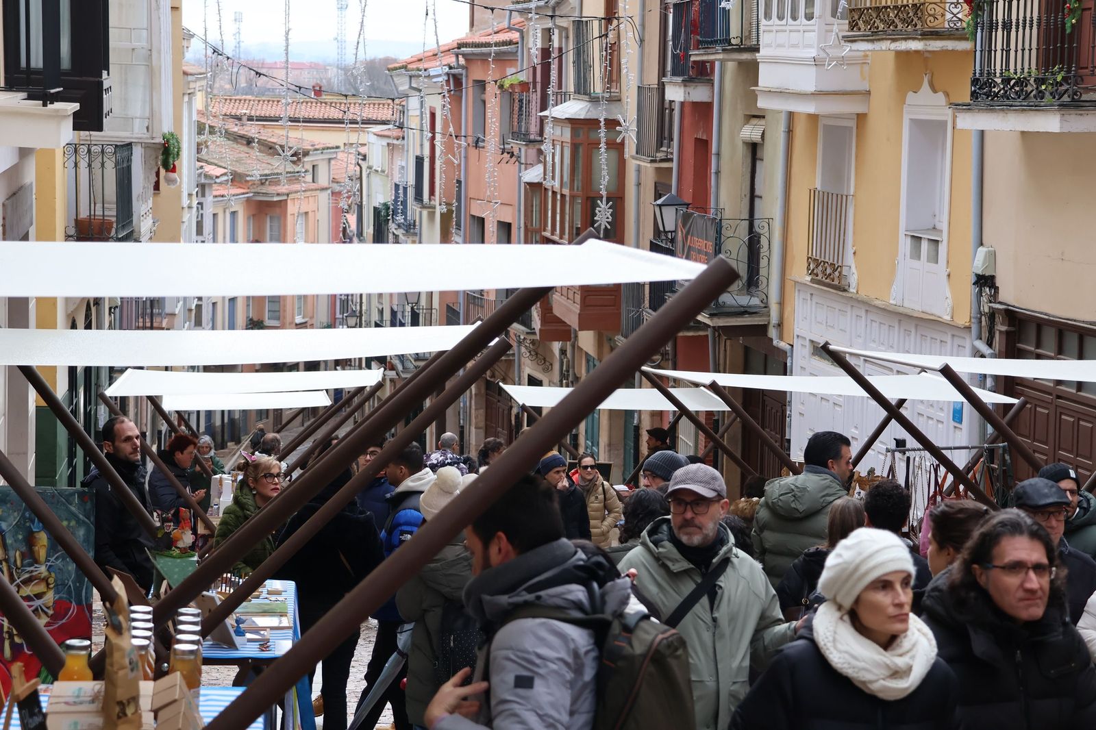 GALERÍA | El mercado de artesanos en la calle Balborraz como escaparate del producto local