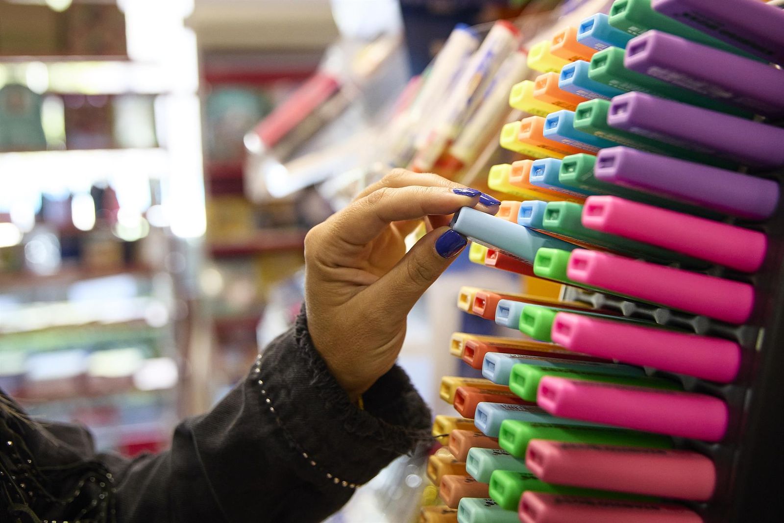 Una mujer coge un subrayador en una papelería   Jesús Hellín   Europa Press   Archivo