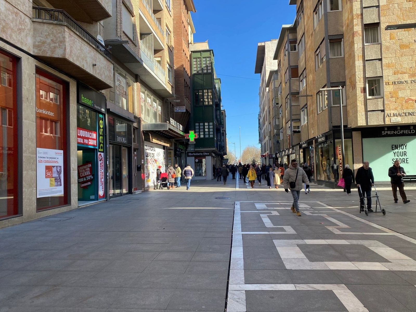 Ciudadanos pasean por la calle Santa Clara