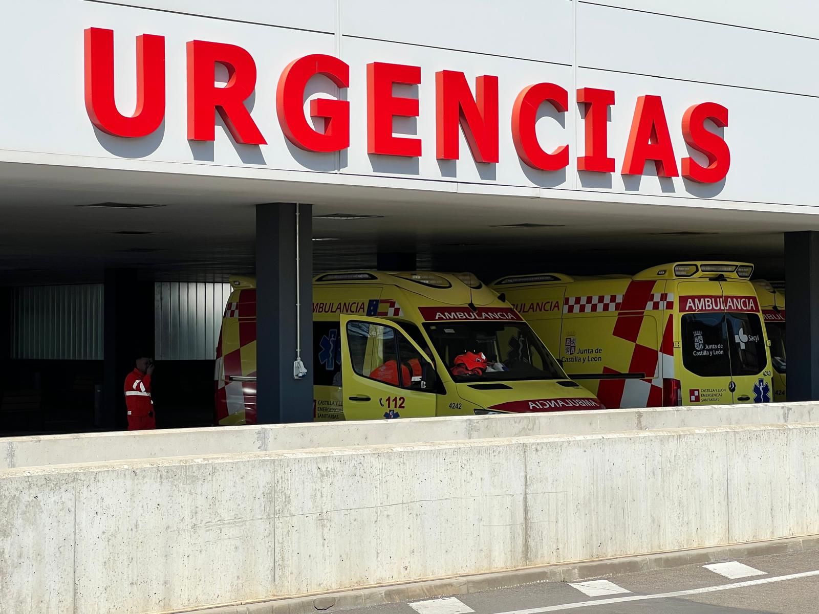 Ambulancias a las puertas de Urgencias en el hospital de Salamanca
