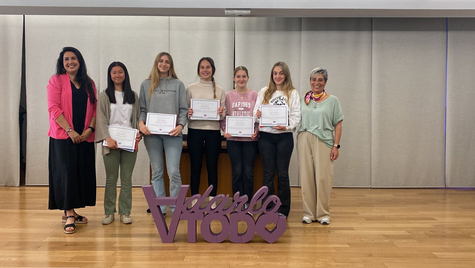 Entrega diplomas concurso francófono para reflexionar sobre el valor de esta lengua.