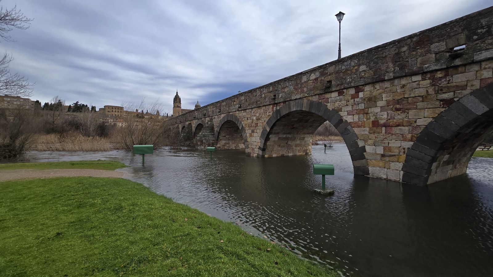 Las lluvias inundan la ribera del río Tormes a su paso por Salamanca