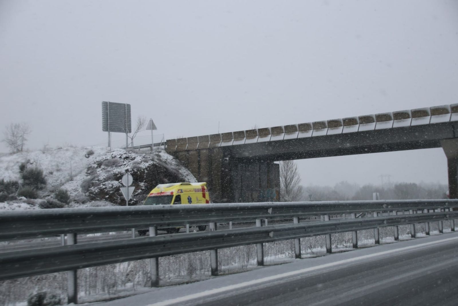 Herido un sexagenario al caer de su moto en la A-66, en Vallejera de Riofrío