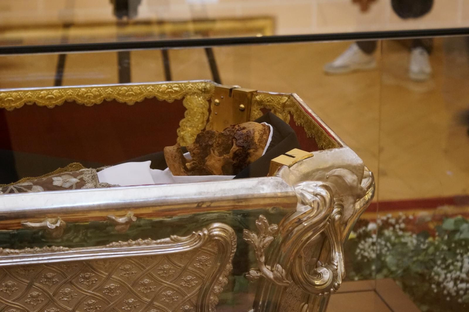 apertura-de-la-basilica-de-la-anunciacion-para-venerar-el-cuerpo-de-santa-teresa-en-alba-de-tormes-fotos-juanes-8