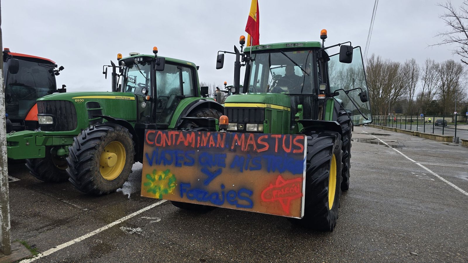 Los primeros tractores llegan al recinto ferial de La Aldehuela