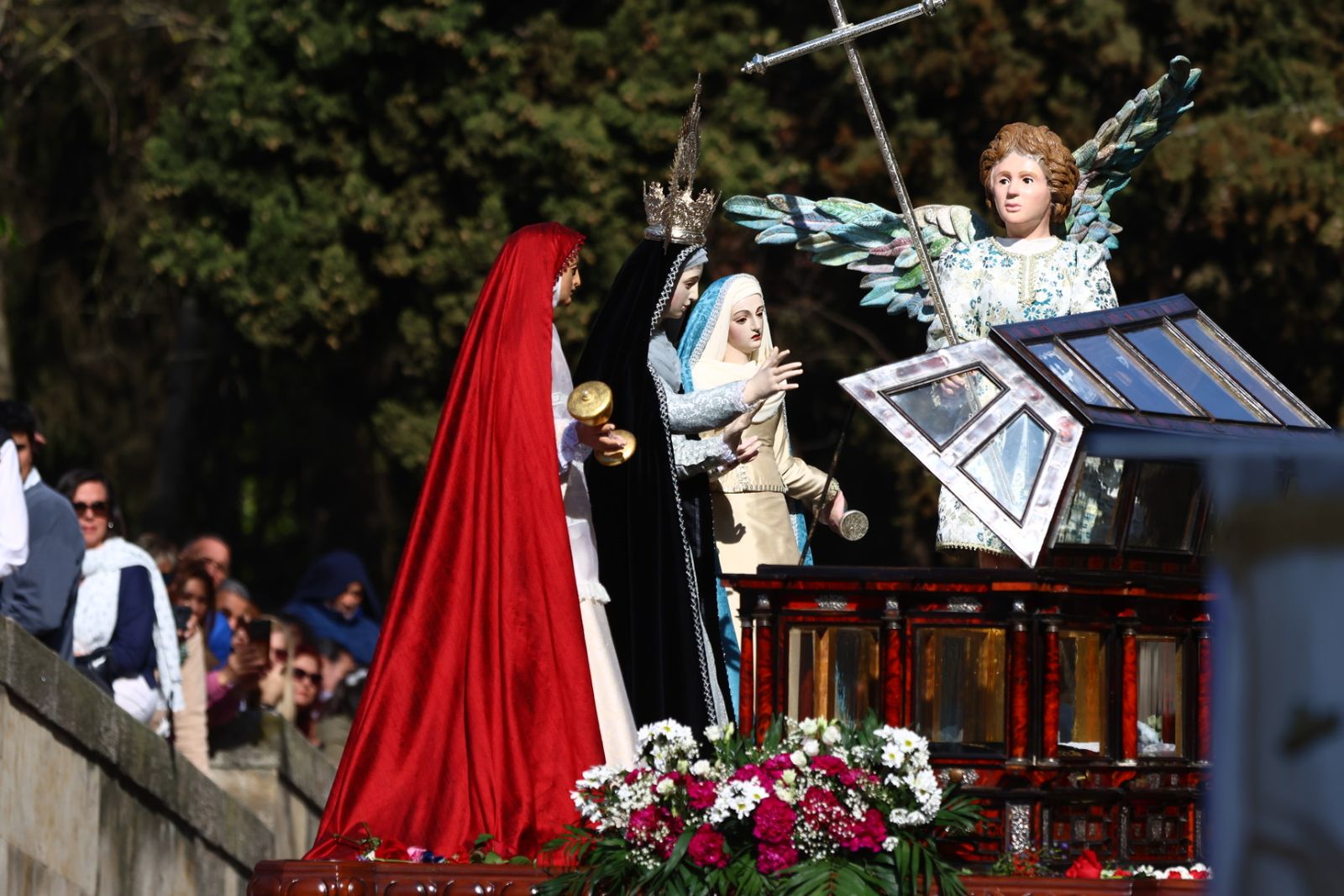 Procesión del encuentro de Nuestra Señora de la Alegría y Jesús Resucitado en el Domingo de Resurrección en Salamanca