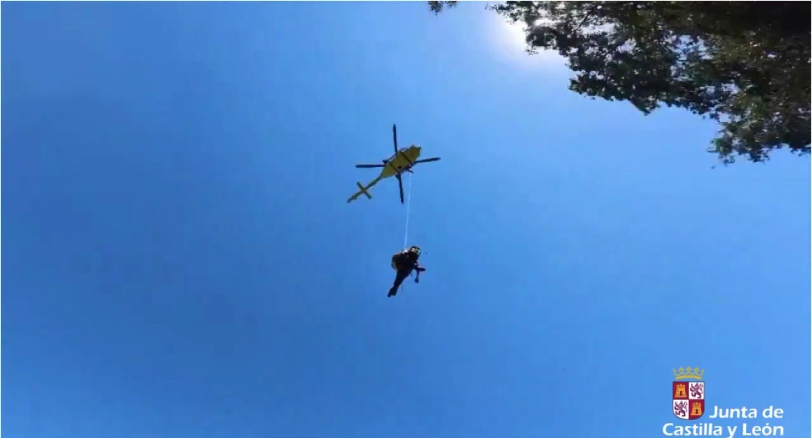 Rescatan en helicóptero a una mujer indispuesta en el Pozo de los Humos