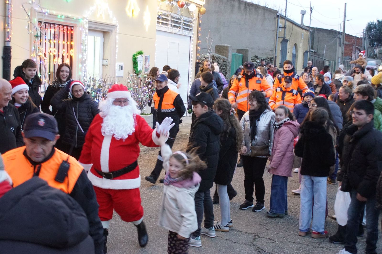 Papá Noel recorre las calles de Alba de Tormes y entrega regalos a los niños