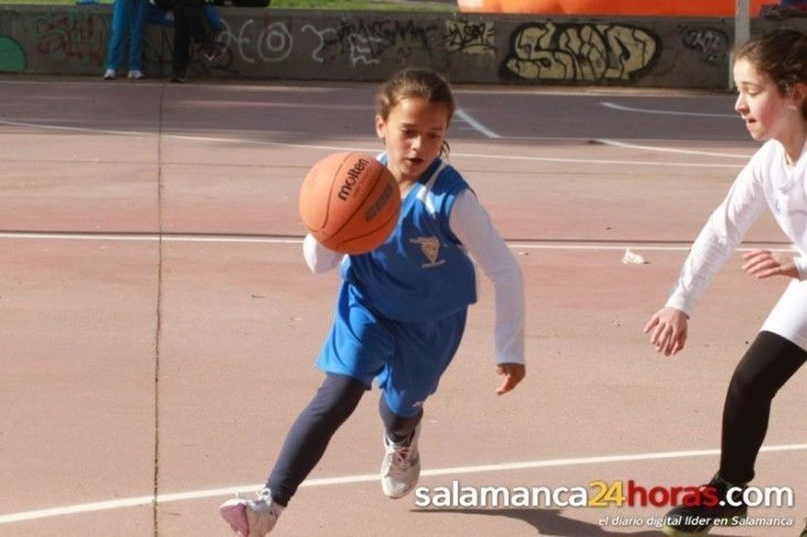 Cerca de 400 niños participan en el Día del Minibasket