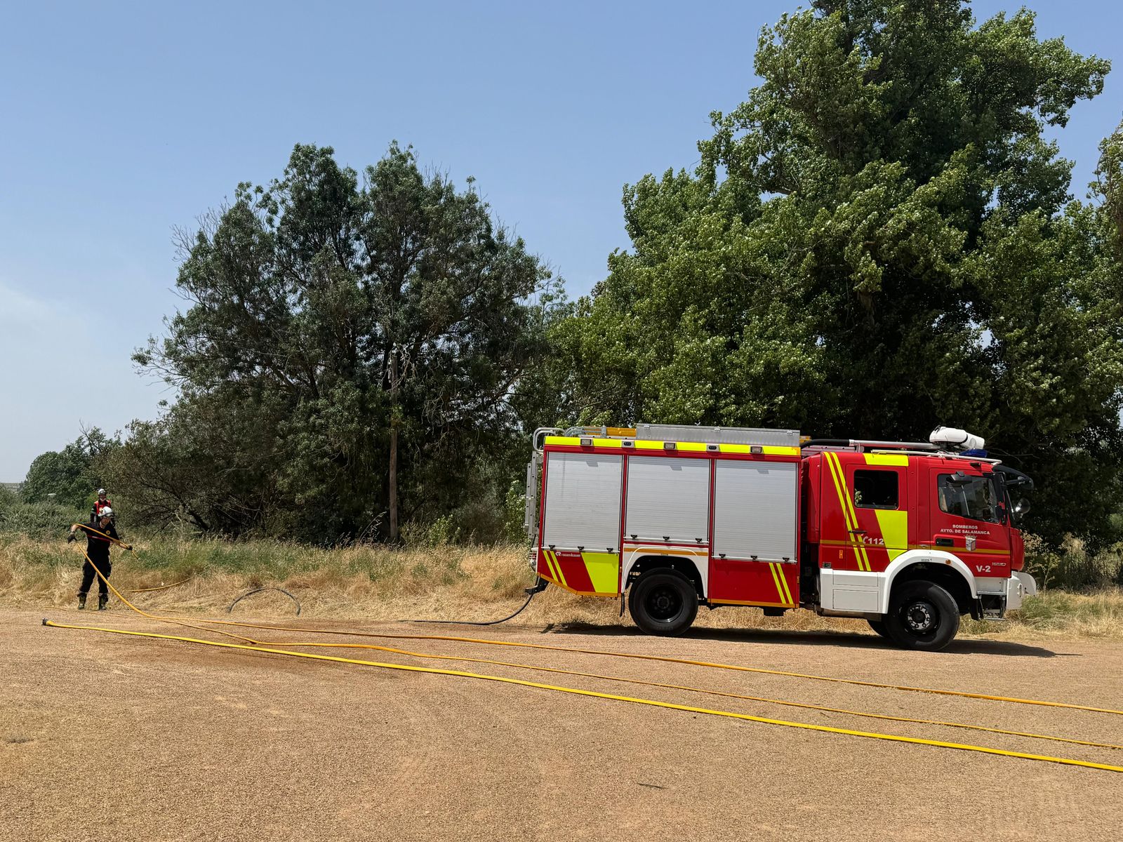 Un incendio junto a los huertos urbanos moviliza varias dotaciones de los bomberos de Salamanca