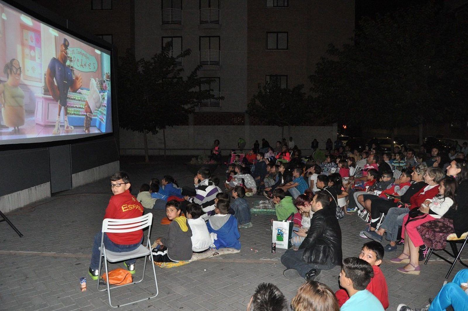 El Ayuntamiento de Santa Marta valora el éxito del cine de verano con 6.000 participantes