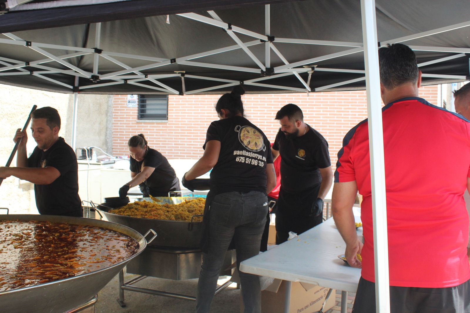 Banquete de paella en Doñinos para despedir sus fiestas por Santo Domingo de Guzmán