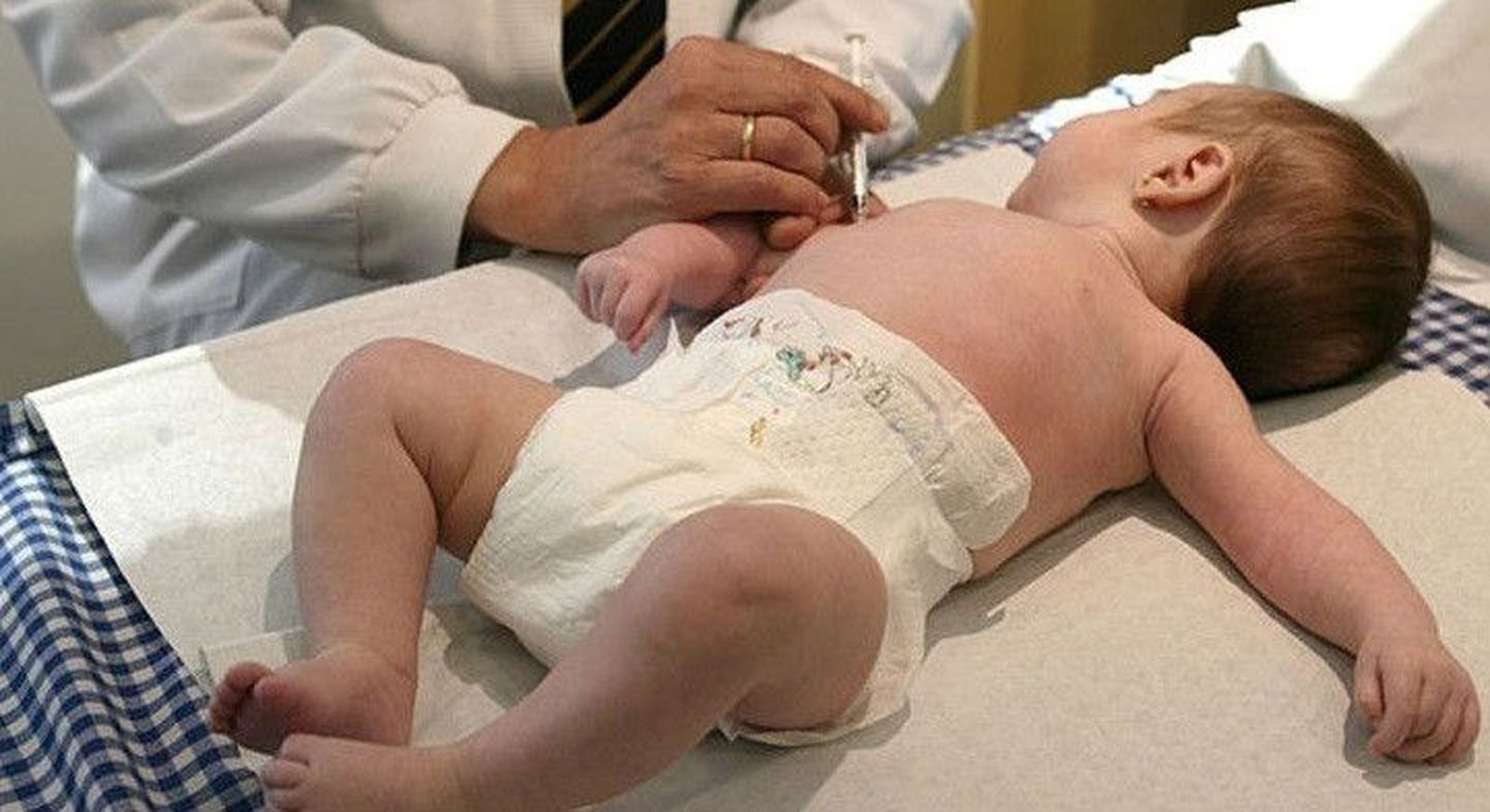 Un bebé es vacunado