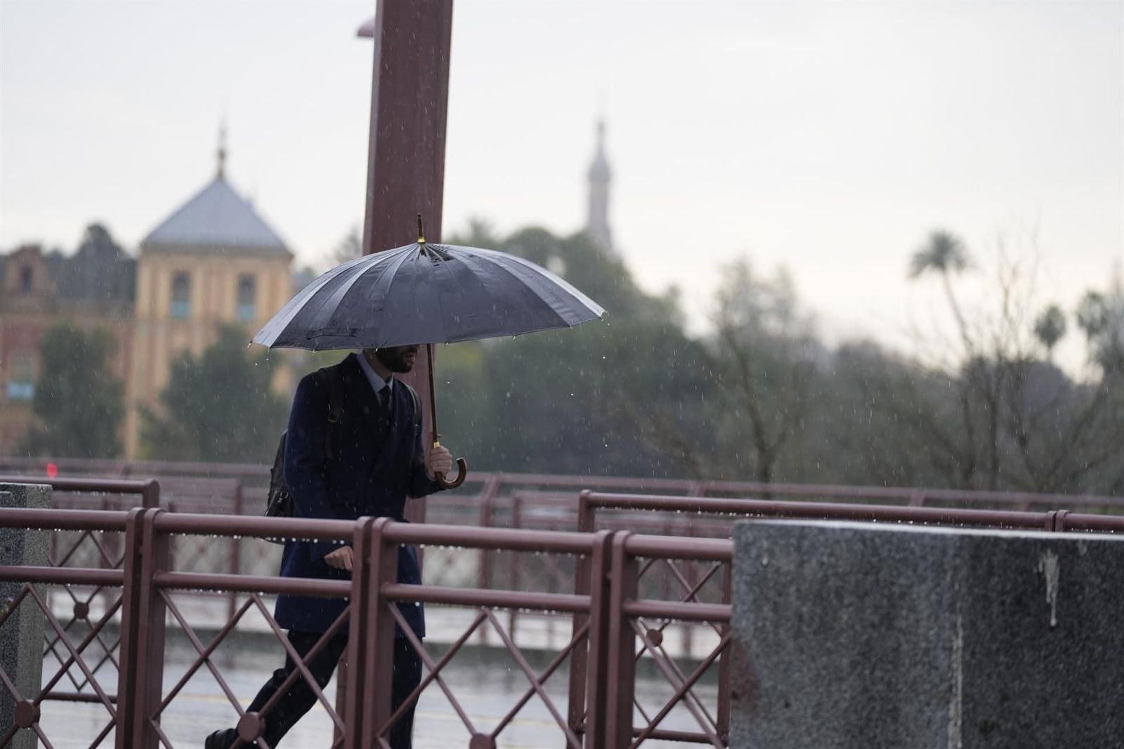 Archivo - Una persona se protege de la lluvia con un paraguas. A 03 de marzo de 2025, en Sevilla (Andalucía, España). - Joaquin Corchero - Europa Press - Archivo Archivo - Una persona se protege de la lluvia con un paraguas. A 03 de marzo de 2025, en Sevilla (Andalucía, España). - Joaquin Corchero - Europa Press - Archivo