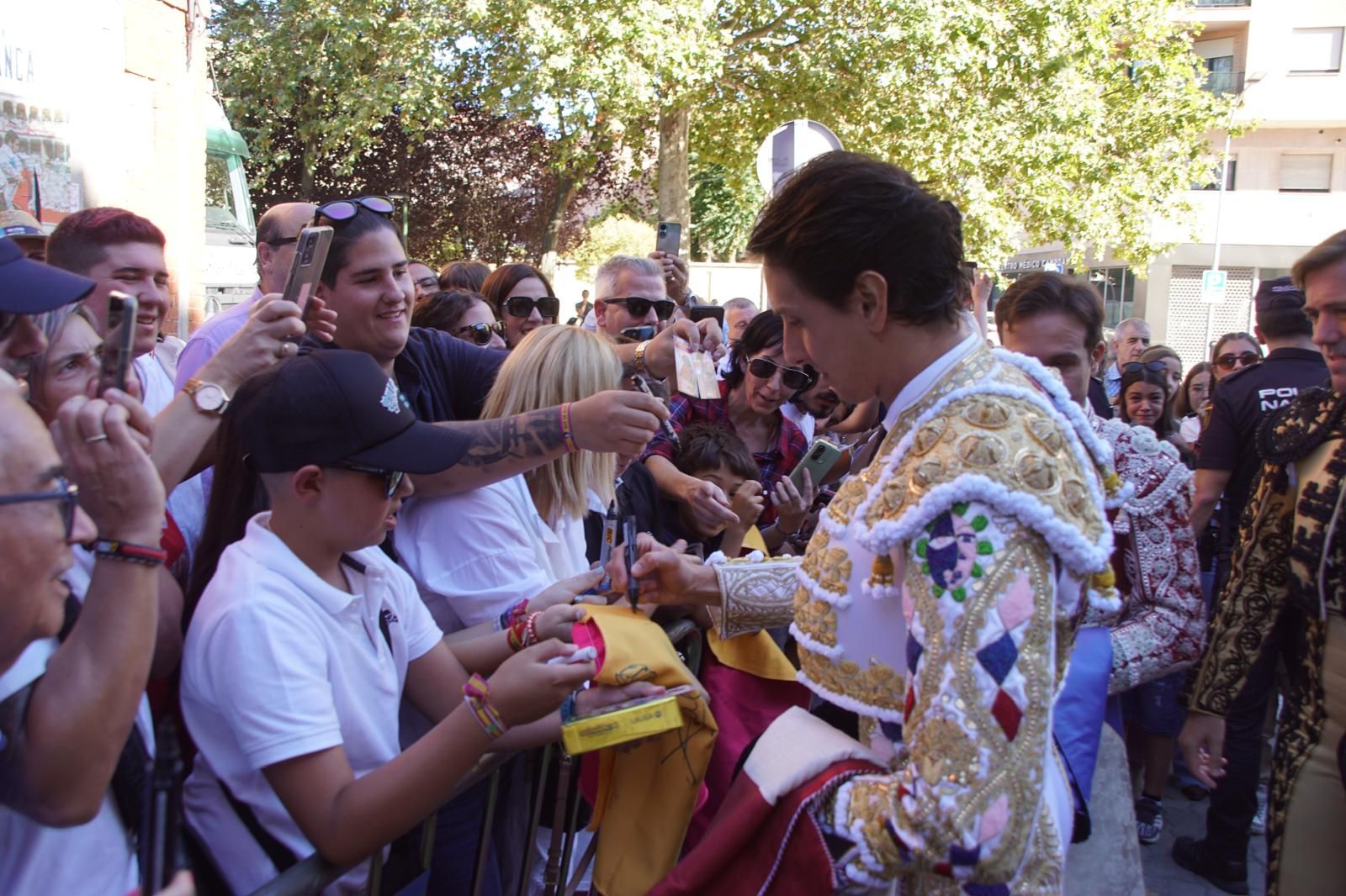 Así ha vivido la afición de La Glorieta el primer cartel de figuras de la feria: imágenes del ambiente en los tendidos y en el patio de cuadrillas
