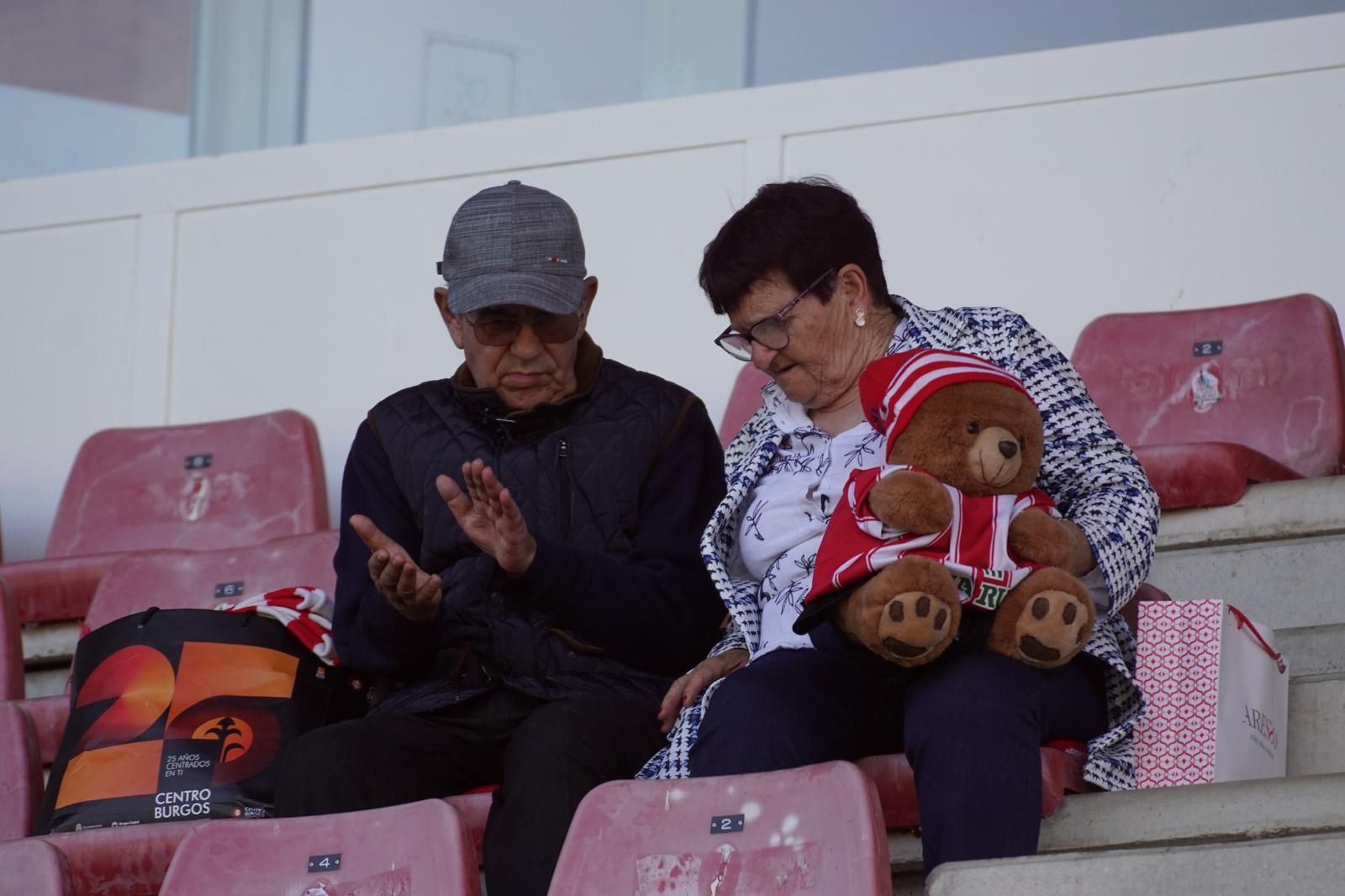 Gran ambiente en la grada para ver el partido entre Zamora - Unionistas en el Estadio Ruta de la Plata