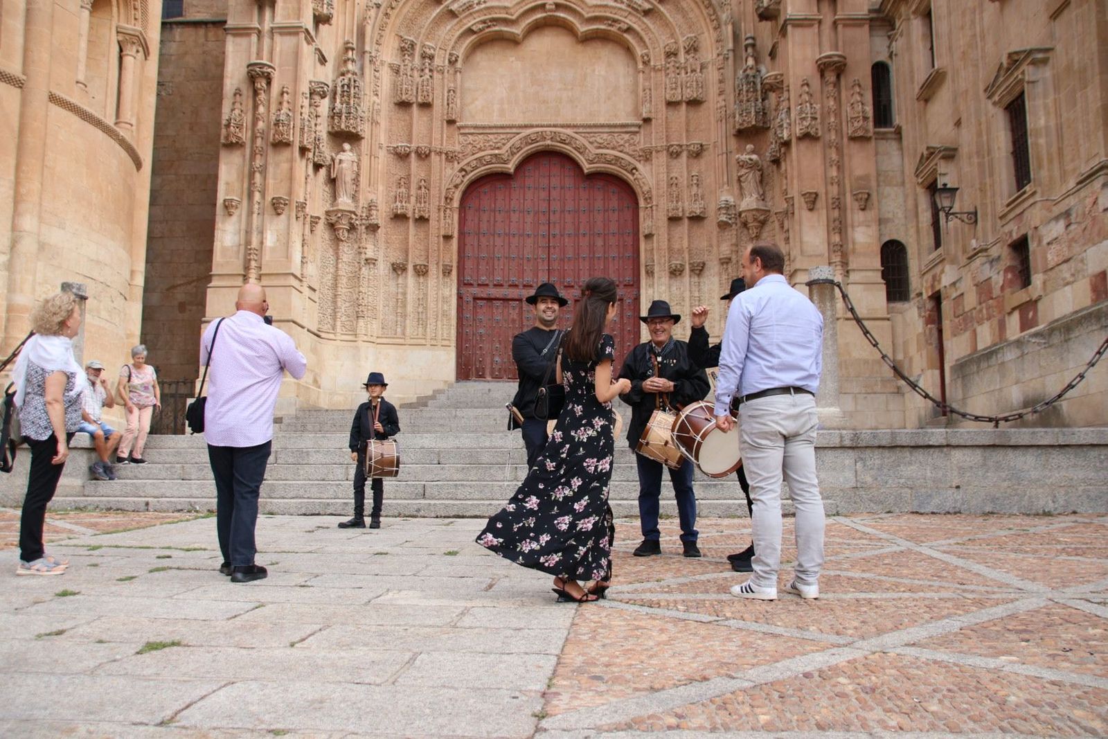 pasacalles de folclore charro por los barrios de Salamanca