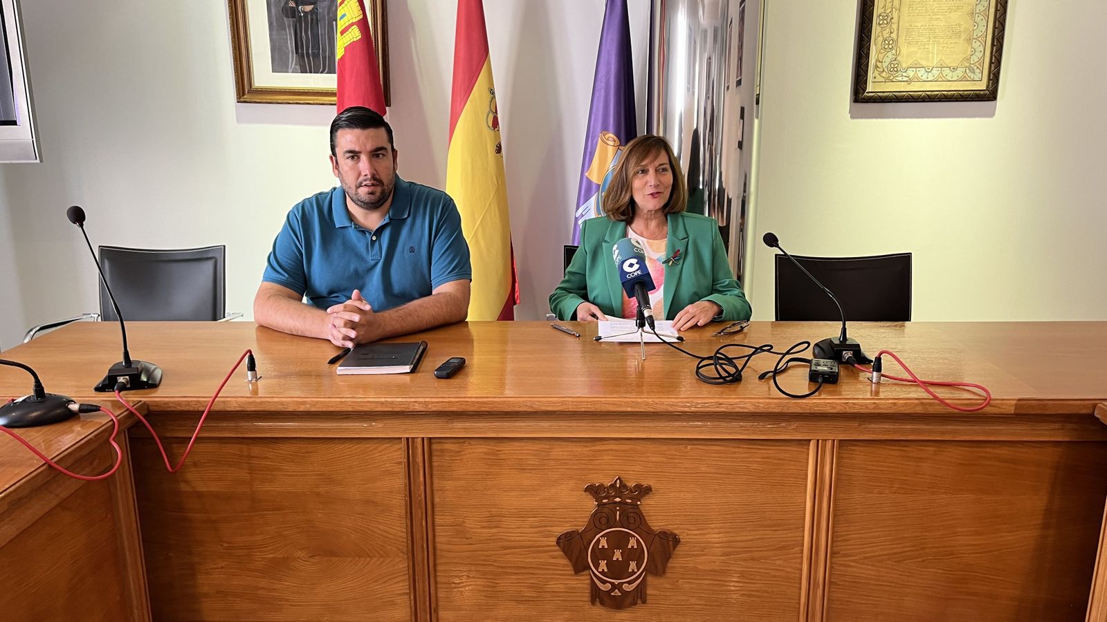 La alcaldesa de Peñaranda, Carmen Ávila de Manueles, junto al concejal Antonio Poveda en la rueda de prensa