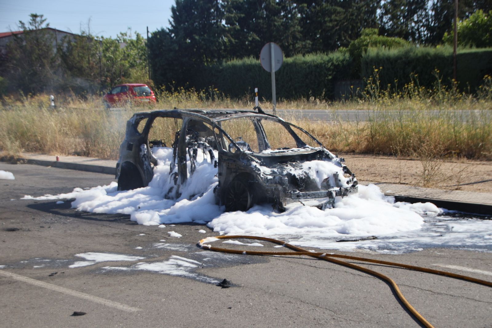 Calcinado un vehículo junto a la carretera de Zamora
