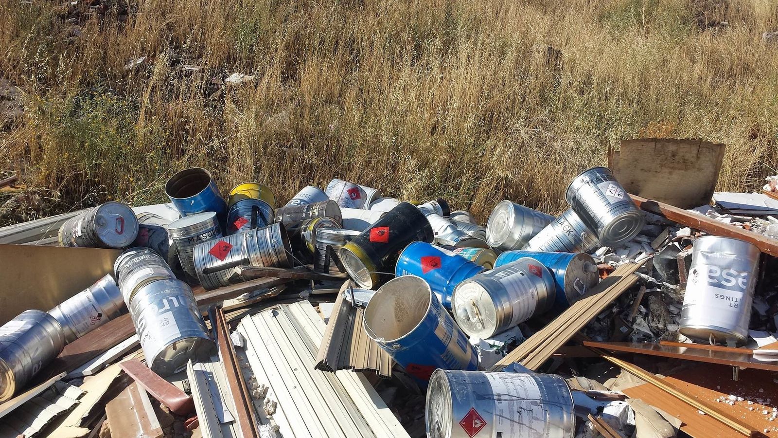 Aumentan las escombreras en el extrarradio de la ciudad