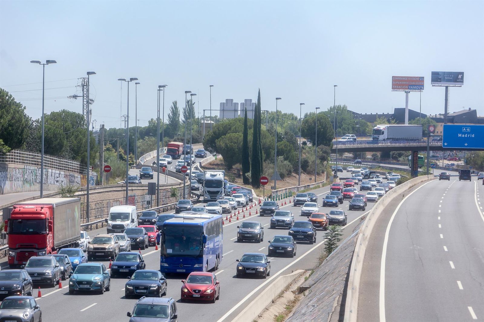 Varios coches circulan en la autovía A-6, a 11 de agosto de 2023, en Madrid (España). La Dirección General de Tráfico (DGT) pone hoy en marcha una Operación Especial con motivo del puente del 15 de agosto, que se prolongará hasta el próximo martes 15. En - Ricardo Rubio - Europa Press