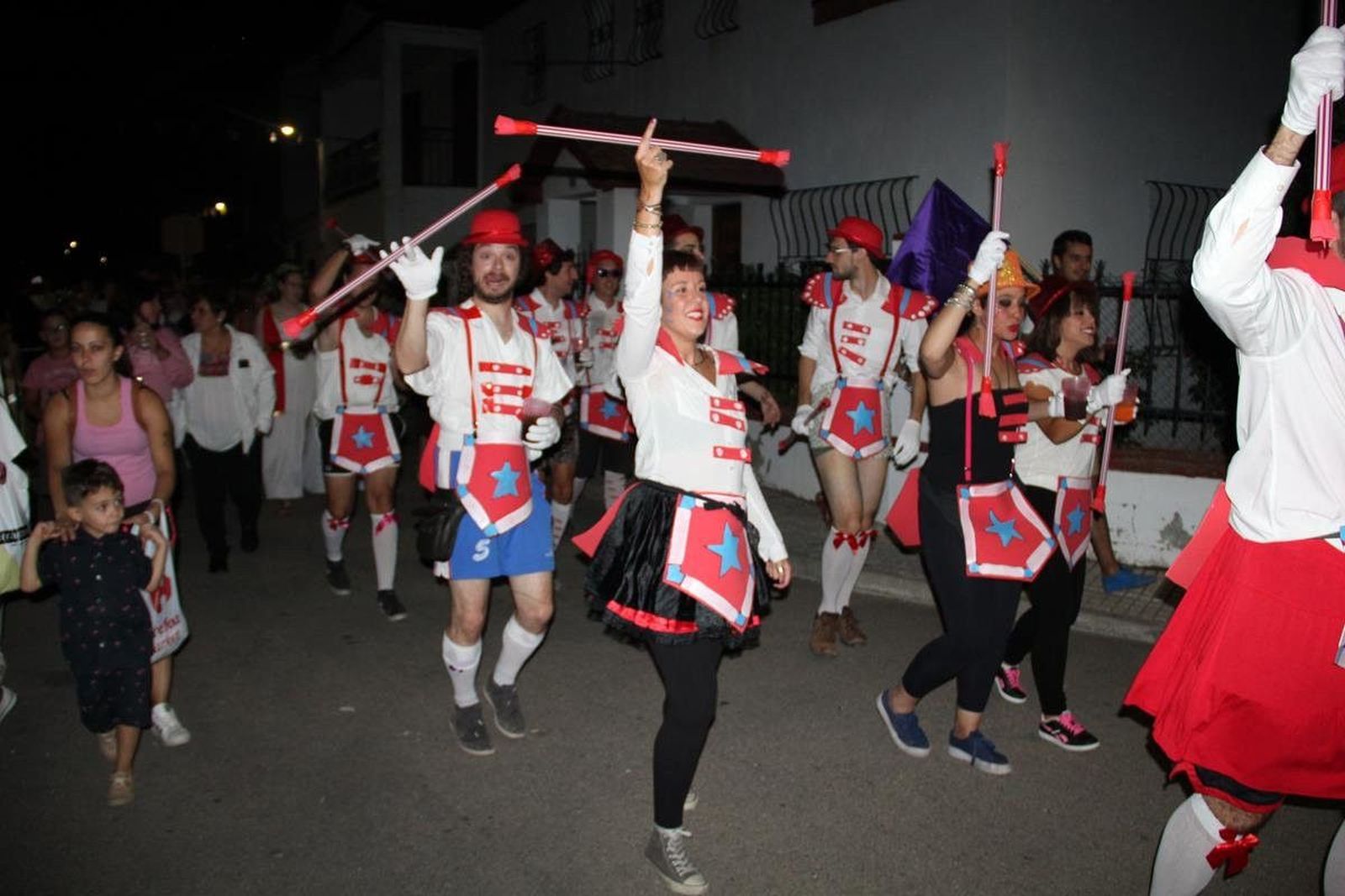 Fiestas en La Vellés: desfile de peñas